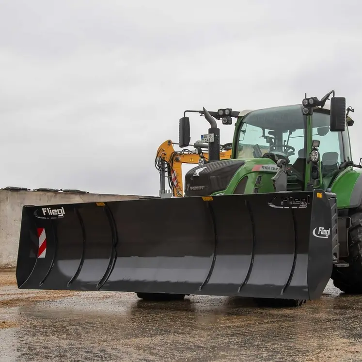 <em class="placeholder">Lame à ensilage télescopique Fliegl Bison</em>