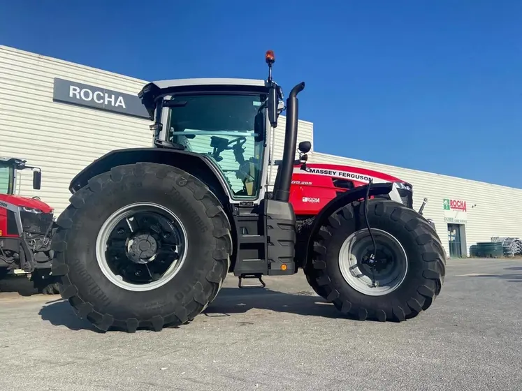 <em class="placeholder">Tracteur Massey Ferguson MF 8S.285 dans une concession Rocha Agri</em>