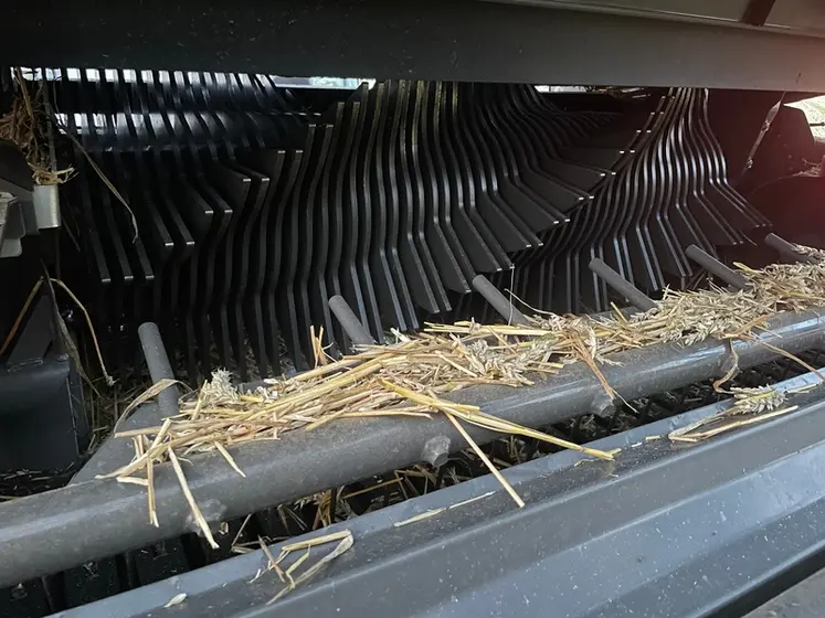 <em class="placeholder">Dispositif de coupe Rotocut des presses à balles rondes Cerex de Claas</em>