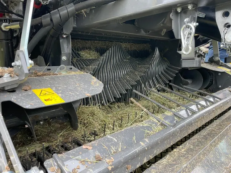 <em class="placeholder">Rotor de coupe de la presse à balles rondes à chambre fixe Claas Rollant 630 RC</em>