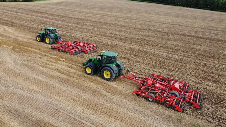 <em class="placeholder">Déchaumeur à dents scalpeur Kuhn Highlander et tracteur John Deere</em>