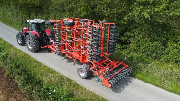 <em class="placeholder">Déchaumeur à dents scalpeur Kuhn Highlander et tracteur John Deere</em>