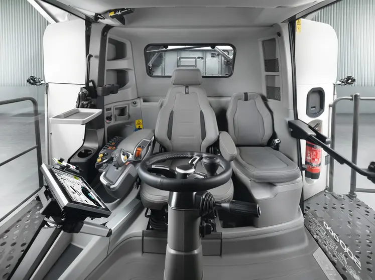 <em class="placeholder">Intérieur de cabine de moissonneuse-batteuse Claas Lexion</em>