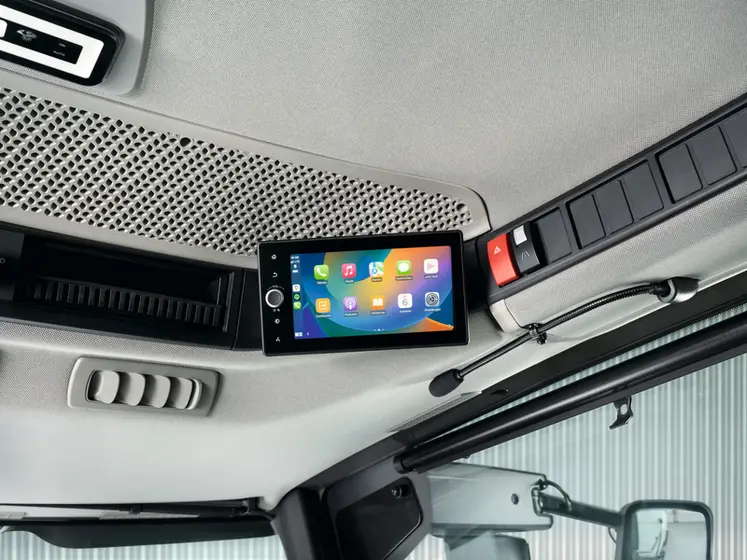 <em class="placeholder">Ecran Apple carplay et Android Auto dans la cabine de moissonneuse-batteuse Claas Lexion</em>