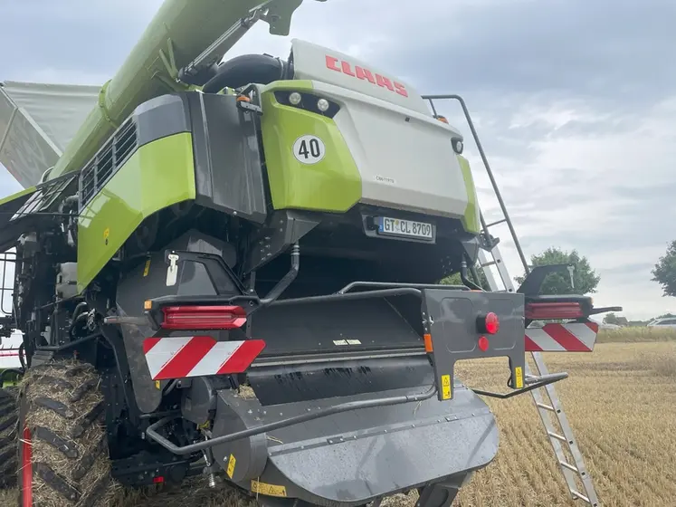 <em class="placeholder">Vue arrière de la moissonneuse-batteuse Claas Lexion 8700 Terra Trac</em>