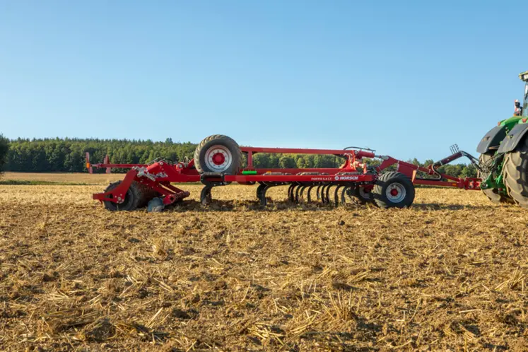 <em class="placeholder">Déchaumeur à dents Horsch Fortis LT derrière un tracteur John Deere</em>