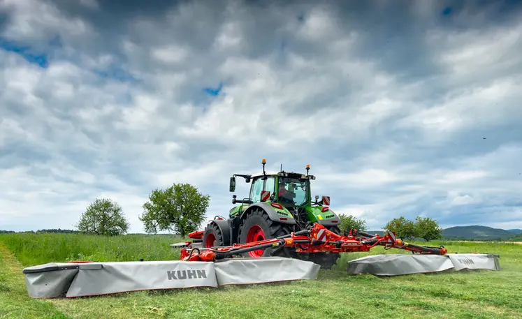 <em class="placeholder">Groupe de fauche Kuhn GMD 15030 sur un tracteur Fendt</em>