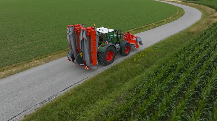 <em class="placeholder">Groupe de fauche Kuhn GMD 15030 sur un tracteur Fendt</em>
