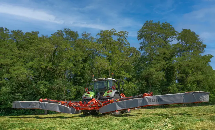 <em class="placeholder">Groupe de fauche Kuhn GMD 15030 sur un tracteur Fendt</em>