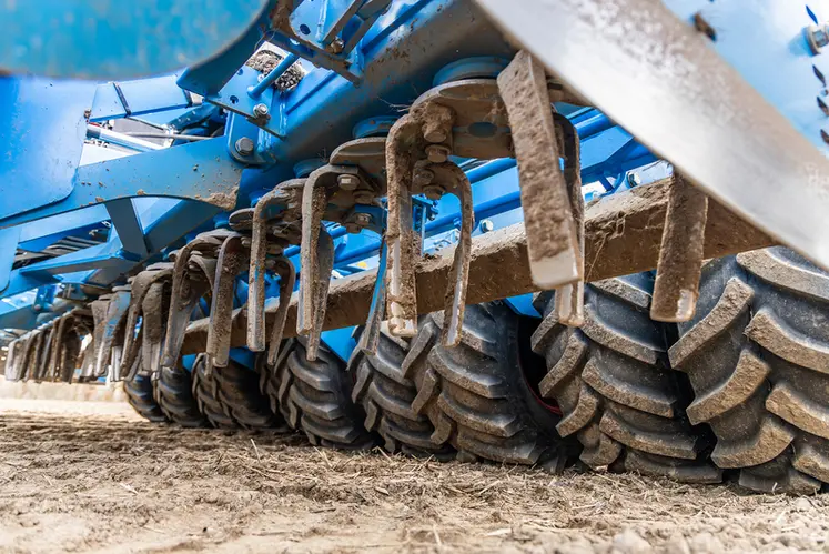 <em class="placeholder">Rouleau pneu et herse rotative ZIrkon du combiné de semis Lemken Solitair PT</em>