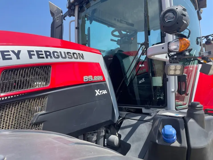 <em class="placeholder">Capot moteur de tracteur Massey Ferguson MF 8S Xtra</em>