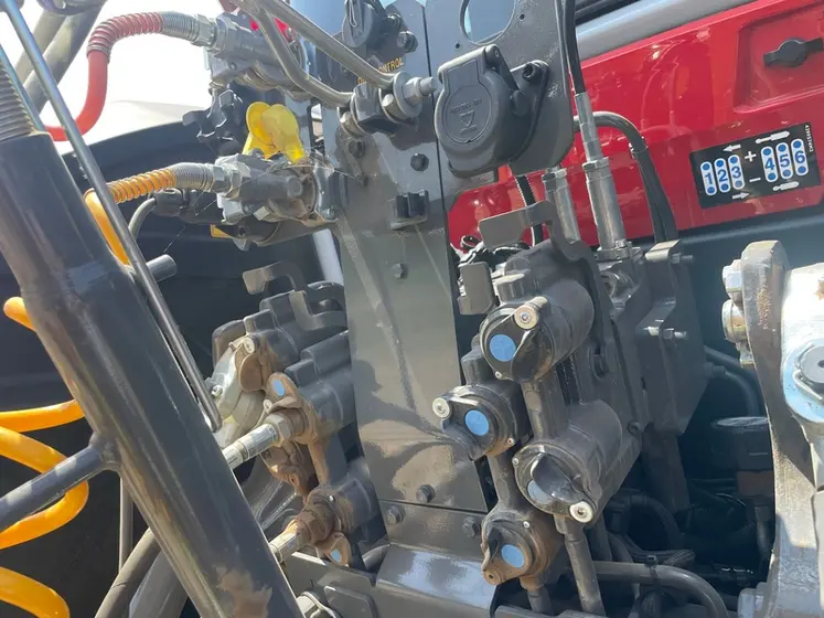 <em class="placeholder">Levier de décompression de distributeur hydraulique à commande mécanique de tracteur Massey Ferguson MF 8S Xtra Efficient</em>