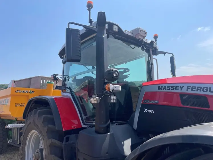 <em class="placeholder">Nouveau pot d'échappement des tracteurs Massey Ferguson MF 8S Xtra</em>