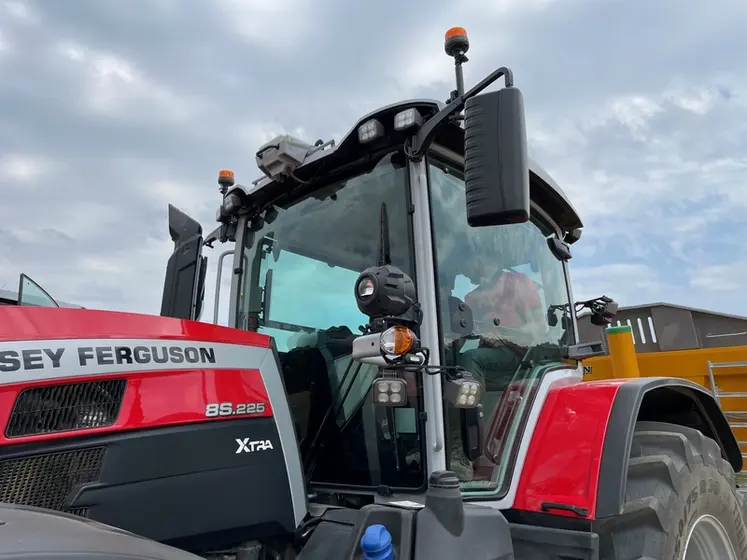<em class="placeholder">Vue de la cabine et des phares de travail du tracteur Massey Ferguson MF 8S Xtra</em>