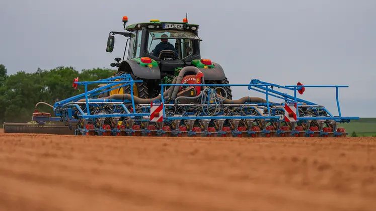 <em class="placeholder">Semoir Monosem MS Electron 18 rangs derrière un tracteur John Deere  au champ</em>