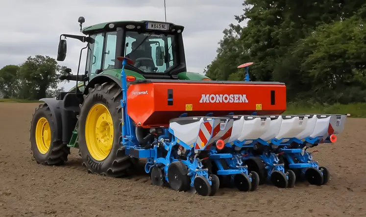 <em class="placeholder">Tracteur John Deere et semoir monograine Monosem ValoTerra 4 rangs </em>