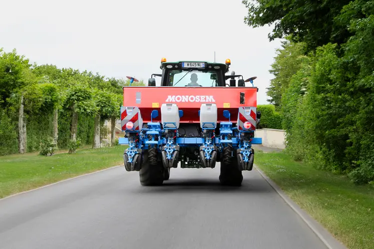 <em class="placeholder">Tracteur John Deere et semoir monograine Monosem ValoTerra 4 rangs </em>