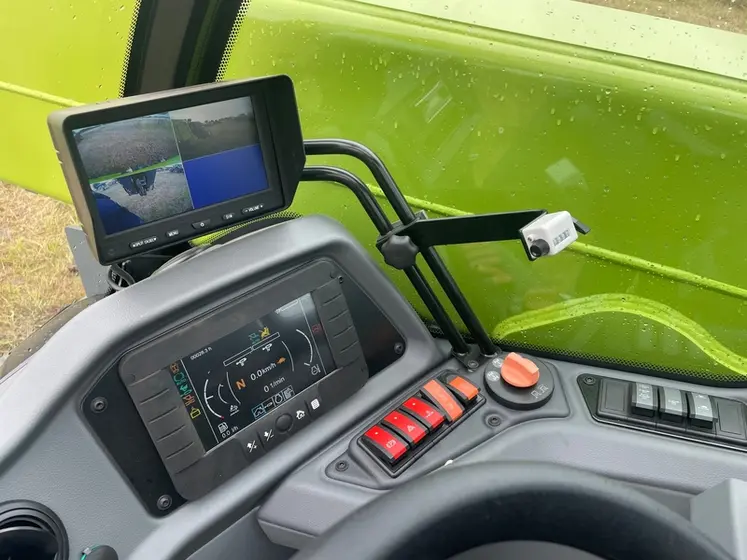 <em class="placeholder">Ordinateur de bord et écran des caméras du chargeur télescopique Claas Scorpion 848</em>