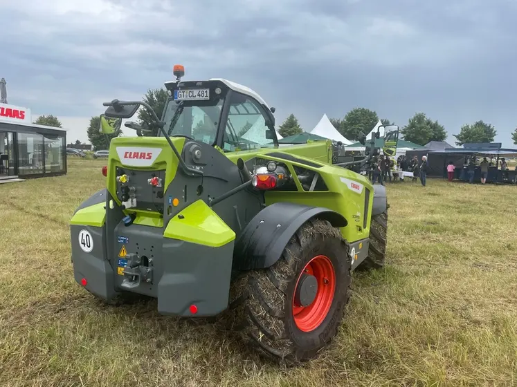 <em class="placeholder">Vue arrière du chargeur télescopique Claas Scorpion 848</em>