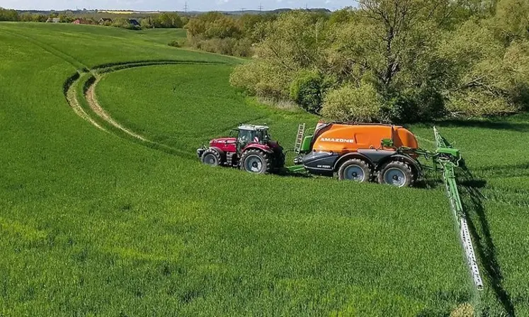 <em class="placeholder">Pulvérisateur Amazone et tracteur Massey Ferguson</em>