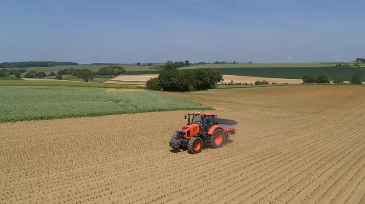 <em class="placeholder">Epandeur d&#039;engrais et tracteur Kubota</em>