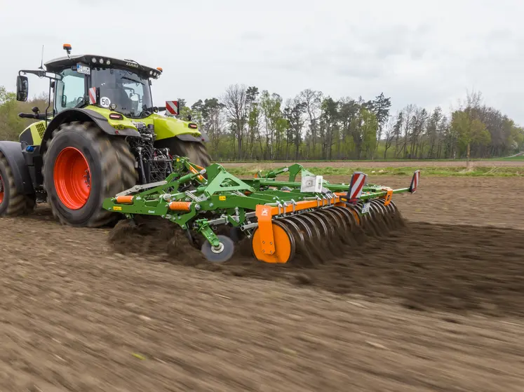 Déchaumeur Amazone Cenio équipé du rouleau FW 580 et tracteur Claas