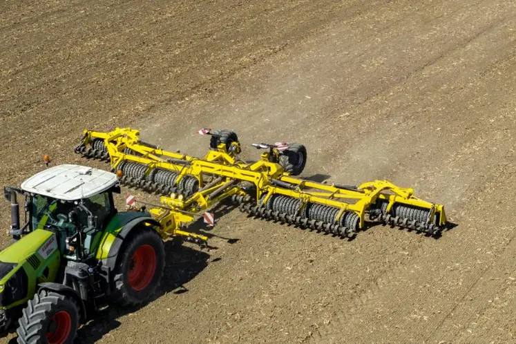 Rouleau Galaxy GE 12300 de Bednar derrière un tracteur Claas