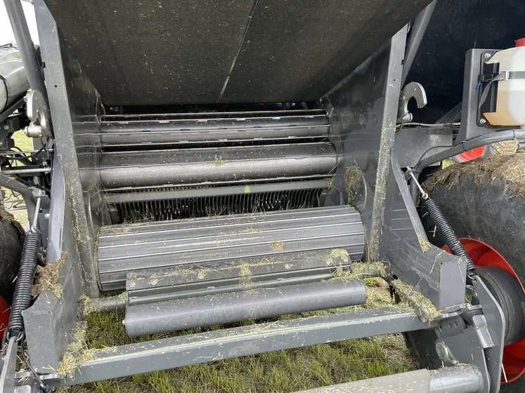Intérieur de la presse à balles rondes Cerex Claas