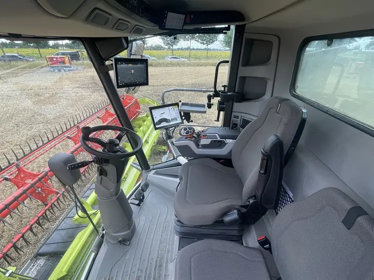 Intérieur de la moissonneuse-batteuse Claas Trion 76