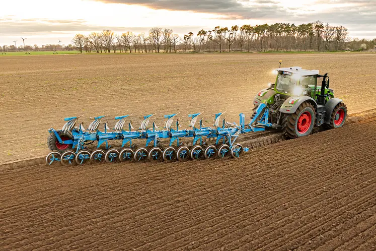 Charrue Lemken Diamant 18 équipée d'un rouleau intégré FlexPack derrière une tracteur Fendt