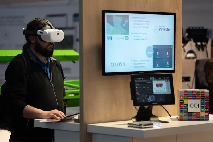 Essai de casque de réalité virtuelle au salon Agritechnica en 2023.