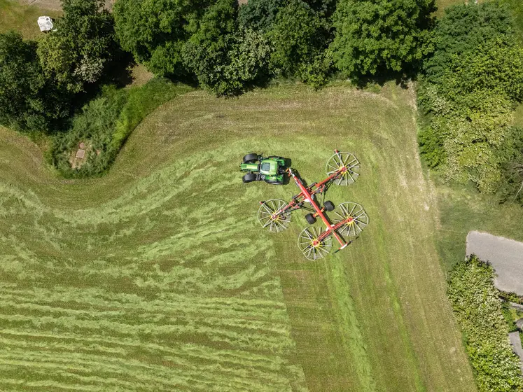 Tracteur Deutz-Fahr et andaineur à quatre rotors Pöttinger Top VT 12540 C.