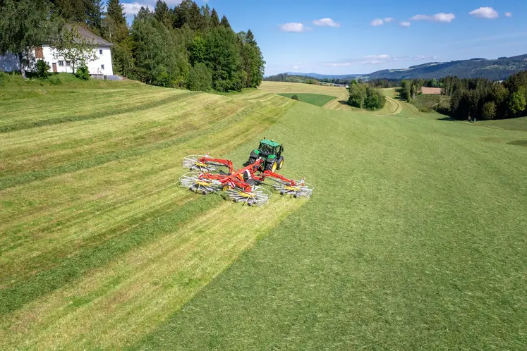 Tracteur John Deere et andaineur Pöttinger Top VT 12540 C
