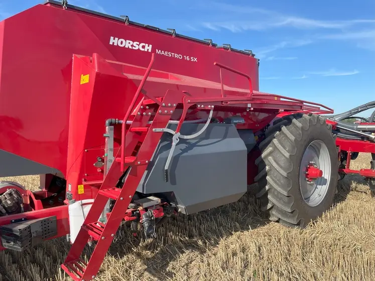 <em class="placeholder">Cuve pour la fertilsation liquide de semoir Horsch Maestro 16 SX </em>