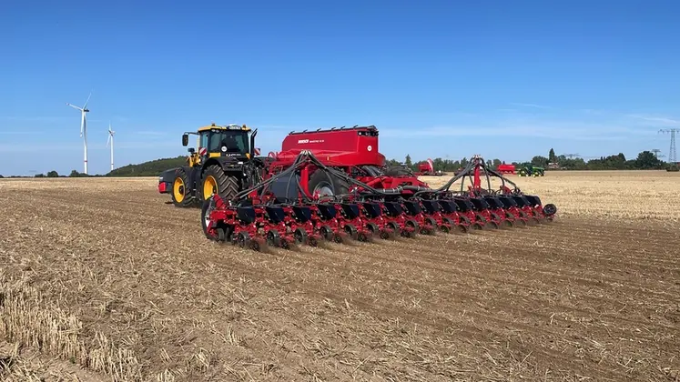 <em class="placeholder">Semoir Horsch Maestro 16 SX avec système de fertilisation liquide</em>
