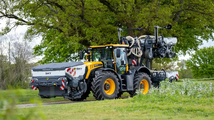 <em class="placeholder">Semoir monograine Sky Agriculture Sonic avec tracteur JCB équipé d'une trémie frontale</em>