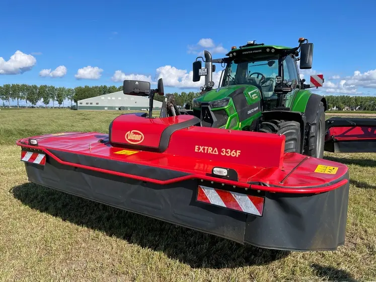 <em class="placeholder">Faucheuse Vicon Extra 336 F sur un tracteur Deutz-Fahr</em>
