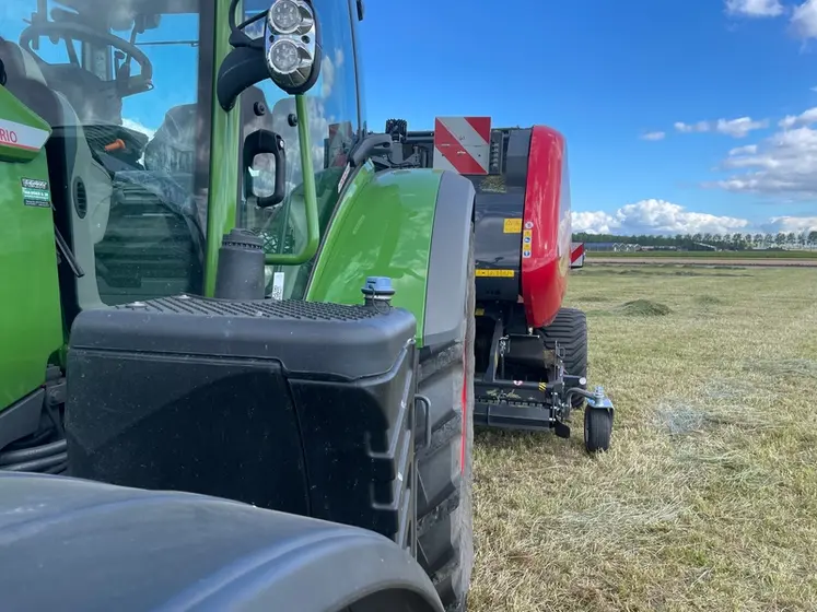<em class="placeholder">Presse à ballles rondes Vicon VariBale et tracteur Fendt</em>