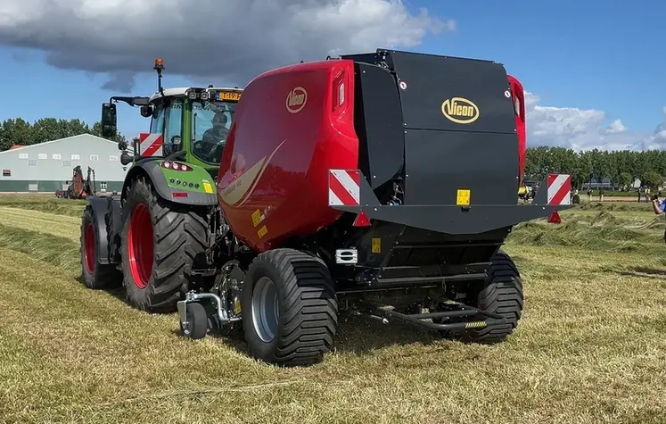 <em class="placeholder">Presse à ballles rondes Vicon VariBale et tracteur Fendt</em>