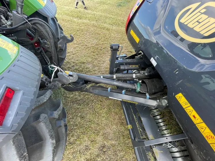 <em class="placeholder">Presse à ballles rondes Vicon VariBale et tracteur Fendt</em>