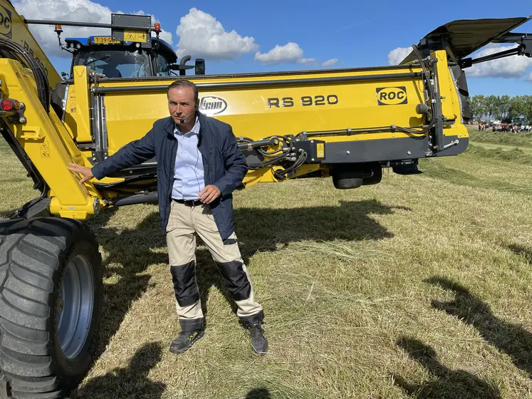 Andaineur à tapis Kverneland Roc RS 920 derrière un tracteur New Holland T6.180.