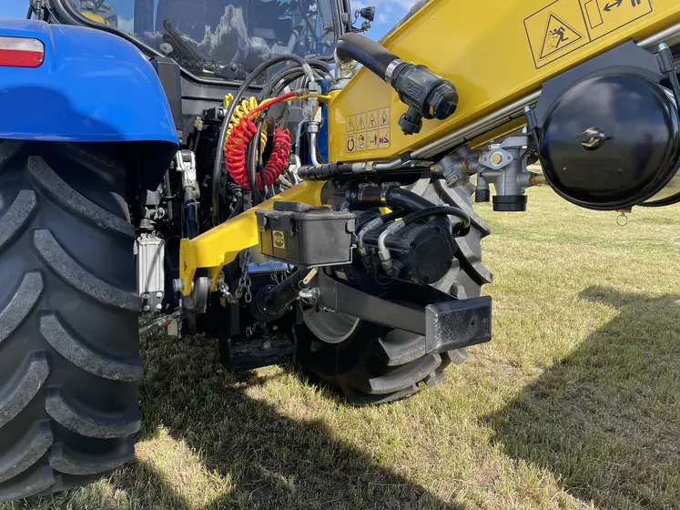 Andaineur à tapis Kverneland Roc RS 920 derrière un tracteur New Holland T6.180.