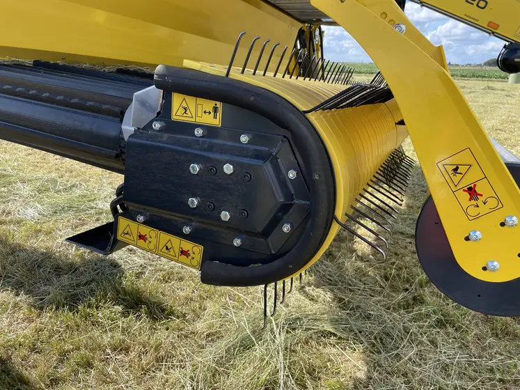 Andaineur à tapis Kverneland Roc RS 920 derrière un tracteur New Holland T6.180.