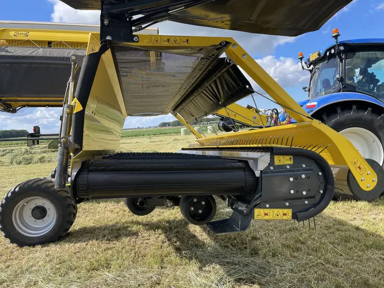 Andaineur à tapis Kverneland Roc RS 920 derrière un tracteur New Holland T6.180.