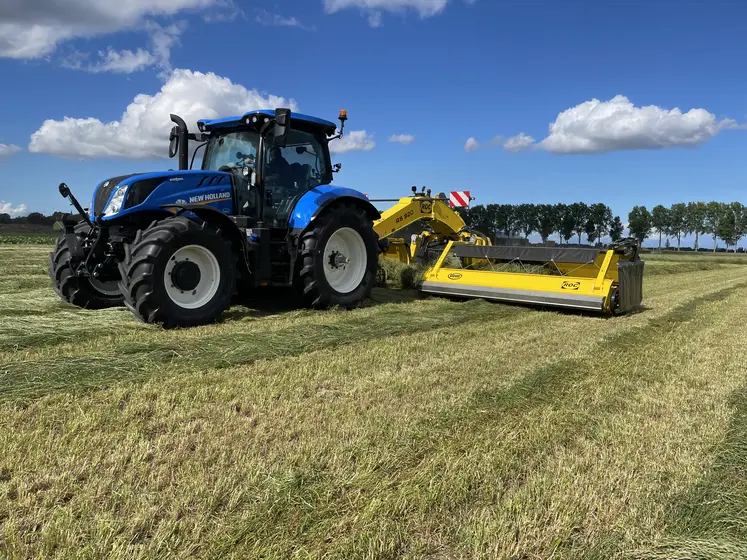Andaineur à tapis Kverneland Roc RS 920 derrière un tracteur New Holland T6.180.