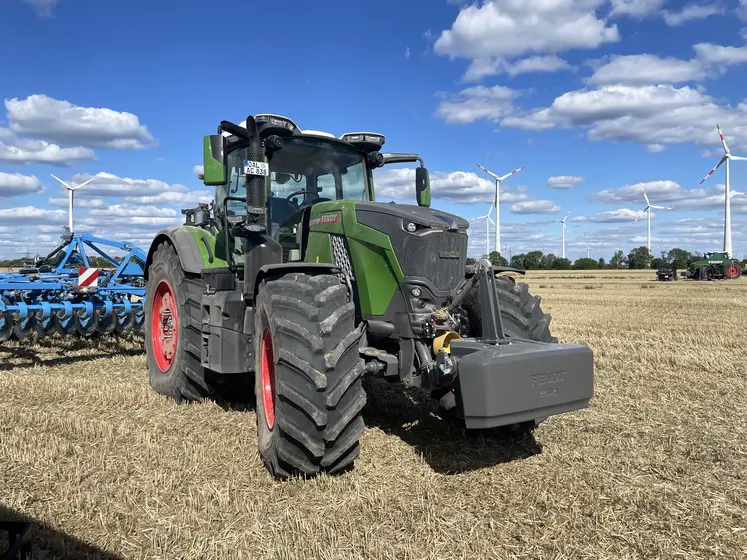 Tracteur Fendt 800 VarioDrive .