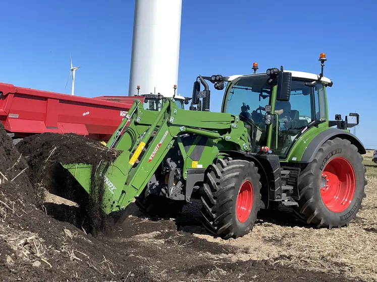 Tracteur Fendt 300 Vario Gen5 au chargeur.