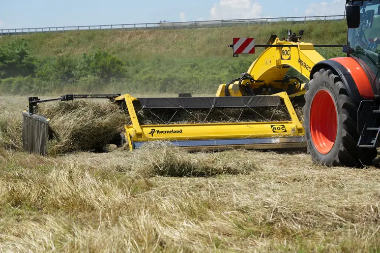 Andaineur à tapis Kverneland Roc RS 920 derrière un tracteur Kubota