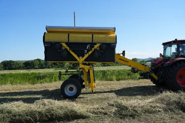 Andaineur à tapis Kverneland Roc RS 920 derrière un tracteur Kubota