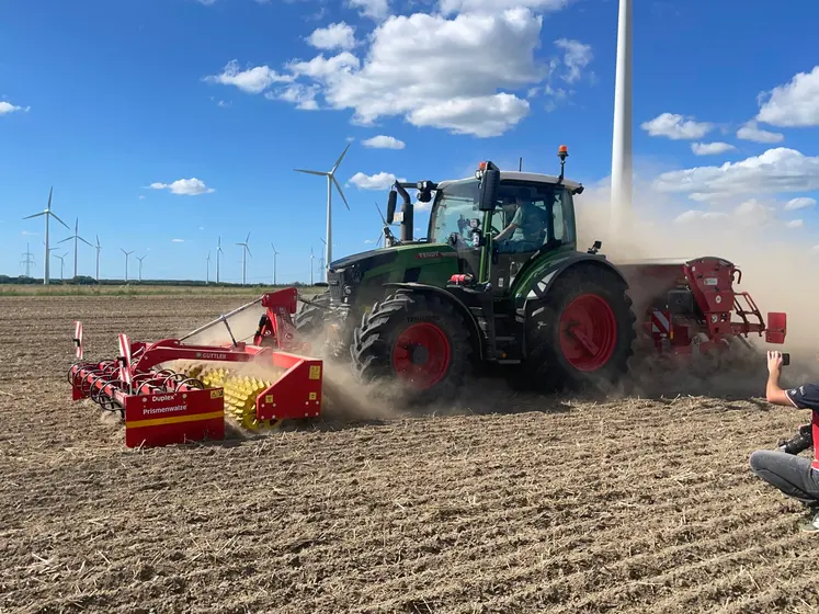 Tracteur Fendt 500 VarioDrive Gen4 au travail.